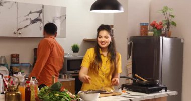 Karı koca mutfakta Çin yemeği pişiriyor.