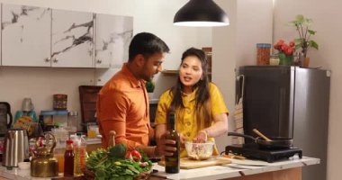 Karı koca mutfakta hamur yoğuruyorlar.