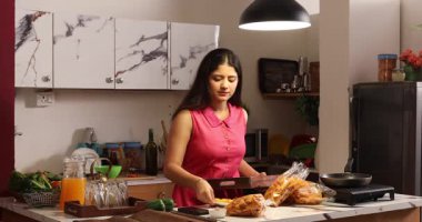 Atıştırmalık ve meyve suyu servisi yapan bir kadın.