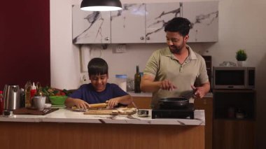 Baba ve oğul birlikte yemek