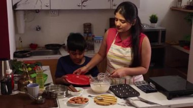 Annem kek hamurunu kek kabına döktü.