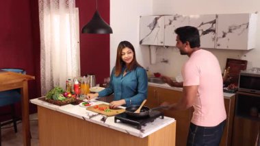 Kadın soğan keserken adam gelip mutfakta ona yardım etmeyi teklif ediyor.