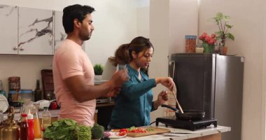 Koca karısına meyve suyu ikram eder ve yemek yapmaya başlar.