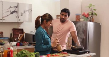 Çift konuşuyor ve birlikte şehriye yapıyorlar.