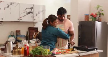 Koca, karısına yemek yediriyor.