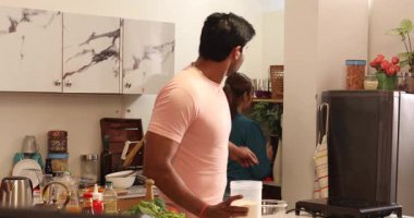 Çiftler buğday unu hamuru hazırlayacak.