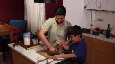 Baba ve oğul mutfakta birlikte para kazanıyorlar.