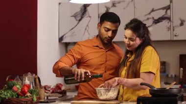 Un taşıyan karı koca mutfaktaki klozete kevgir koyarlar.