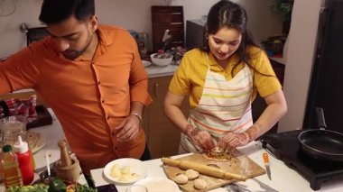 Karı koca yemek pişirdiler ve birlikte mutfaktan zevk alıyorlar.