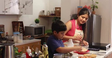 Mutlu Anne ve Oğul Kurabiye Pişiriyor ya da Kek Birlikte Mutfakta