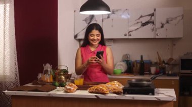 Atıştırmalıklarının ve içkisinin tadını çıkaran bir kadın.