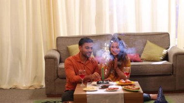 Genç mutlu çift doğum gününü kutluyor