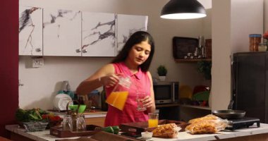 İçki servisi yapan ve görüntülü arama yapan bir kadın.