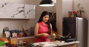 İki kadın birlikte kek pişiriyor ve selfie çekiyor.