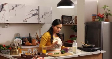 Kendine kahvaltı hazırlayan bir kadın.