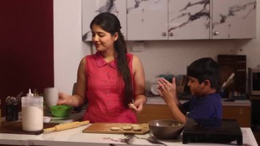 Anne ve oğul birlikte chapatis yapıyor.