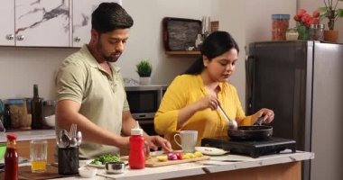 Çiftler birlikte yemek pişirir ve lezzetli yemekler yapar.
