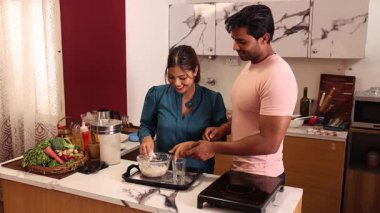 Karısı para kazanıyor ve kocası onunla konuşuyor.