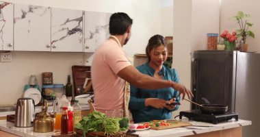 Koca tabakta servis yapıyor.