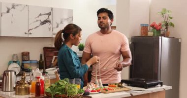 Çift yemeğin tadına baktı ve eleştiri yaptı.