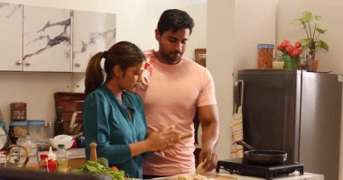 Karısı kocasına nasıl iyi bir chapati yapılacağını söylüyor.