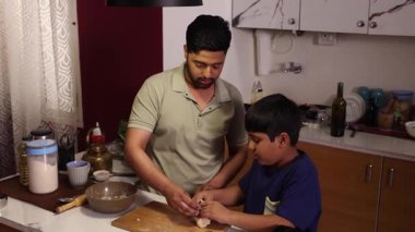 Baba ve oğul mutfakta birlikte para kazanıyorlar.