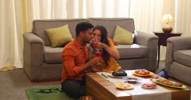 Romantik çift doğum gününün tadını çıkarıyor ve birlikte atıştırmalık ve şarap içiyorlar.