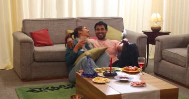 Doğum gününü Champagnes Şarap Kadehi ile kutlayan çift 