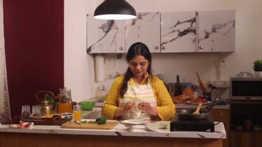 Bir kadın sandviç paketini açıyor.