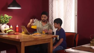 Baba oğul meyve suyu yarışı yapıyorlar ve baba kazanıyor.