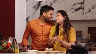 Doğum gününü Champagnes Şarap Kadehi ile kutlayan çift