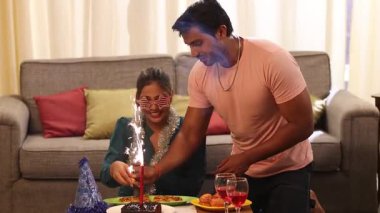 Akşam yemeğinde çiftler doğum gününü kutluyor