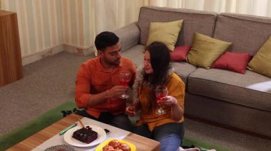 Mutlu çift doğum gününü kutluyor.