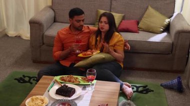 Çiftler doğum günlerini kutladıktan sonra atıştırmalıkları severler.