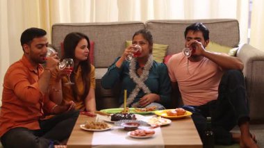 Çiftler doğum gününü Champagnes Şarap Kadehiyle kutluyor 