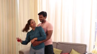 Doğum gününü Champagnes Şarap Kadehi ile kutlayan çift