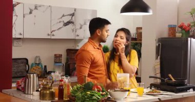 Karı koca patates cipsi yerken birbirleriyle konuşuyorlar.