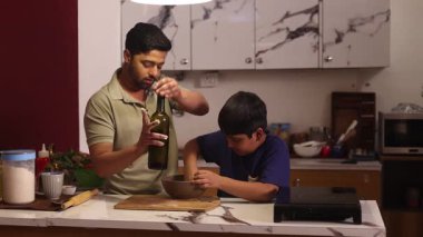 Baba ve oğul birlikte hamuru hazırlıyor.