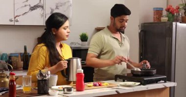 Mutfakta birlikte yemek pişiren çift.