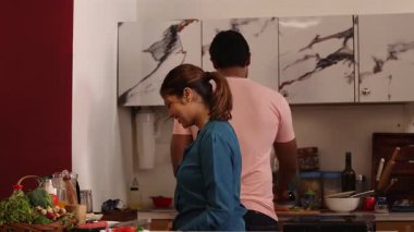 Mutfakta birkaç mutfak tezgahı var.