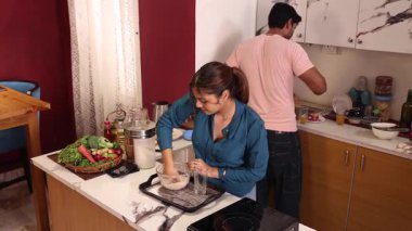 Çift buğday unu hamuru yapıyor.