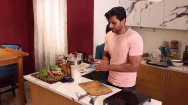 Koca mutfağı temizliyor.