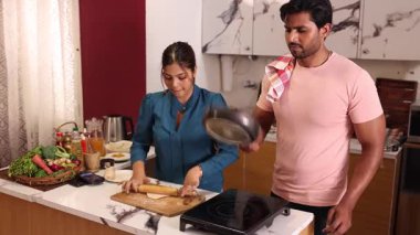 Çift birlikte chapattis yapıyor.