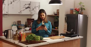 Kadın sebze topluyor ve doğramaya başlıyor.