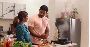 Mutfakta birlikte yemek pişiren çift.