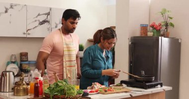 Çift abur cubur tabağını birlikte süslüyor.