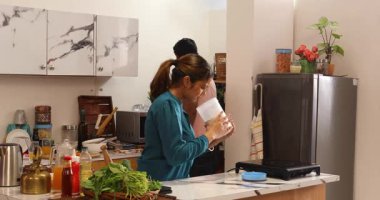 Karısı para kazanacak, kocası da ona yardım edecek.