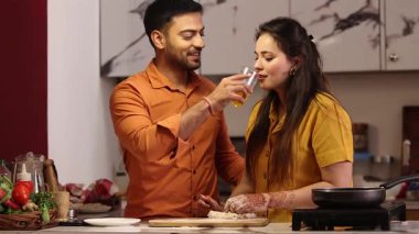 Karı koca mutfakta birlikte para kazanıyorlar.