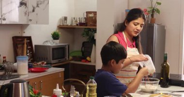 Mutlu Anne ve Oğul Kurabiye Pişiriyor ya da Kek Birlikte Mutfakta