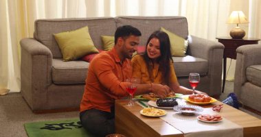 Mutfakta mutlu yemek yapan bir çift.